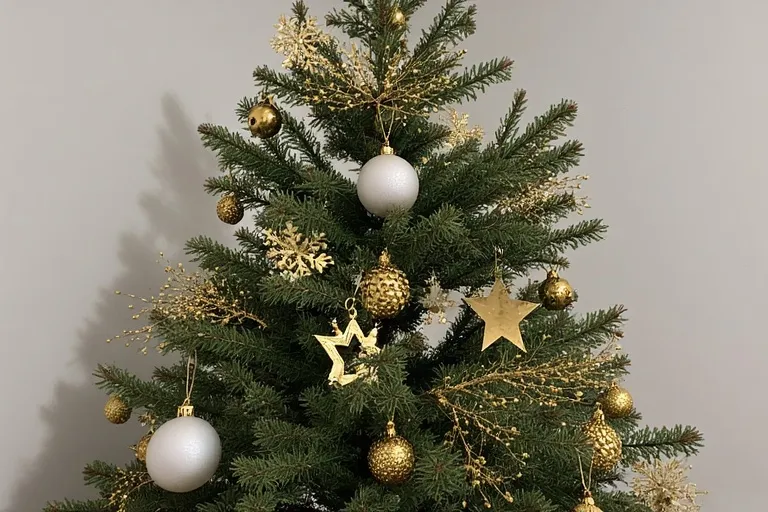 Coordinating Gold Christmas Tree Decor with Your Home